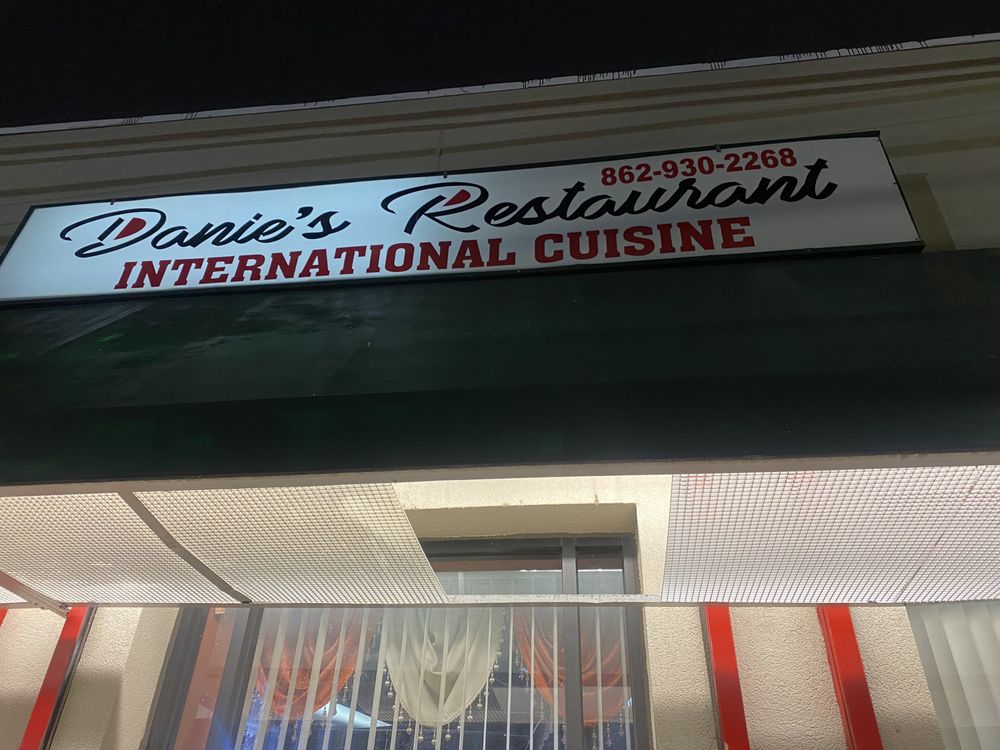 Danie's Restaurant logo